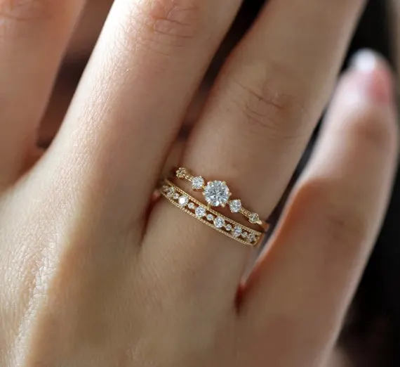 Обручальные кольца с бриллиантами женские на руке