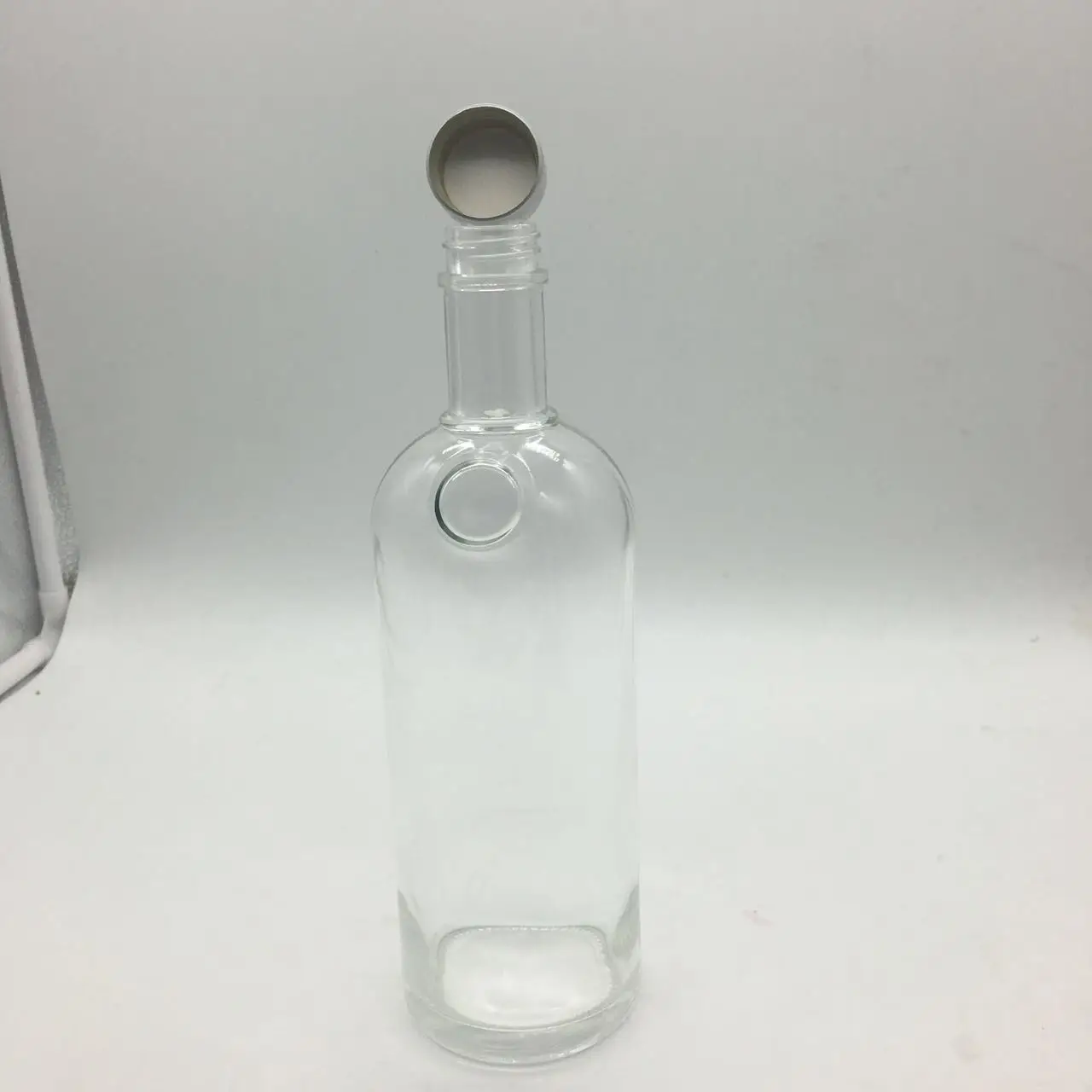 Wholesale Empty clear 750ml Glass Liquor Bottles for Vodka Whiskey Spirits Alcohol