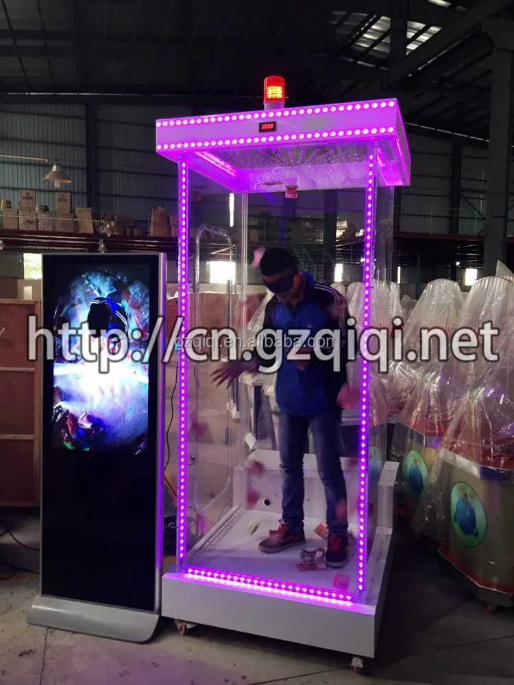 Денежная машина для человеческого Стоя внутри и захвата денег