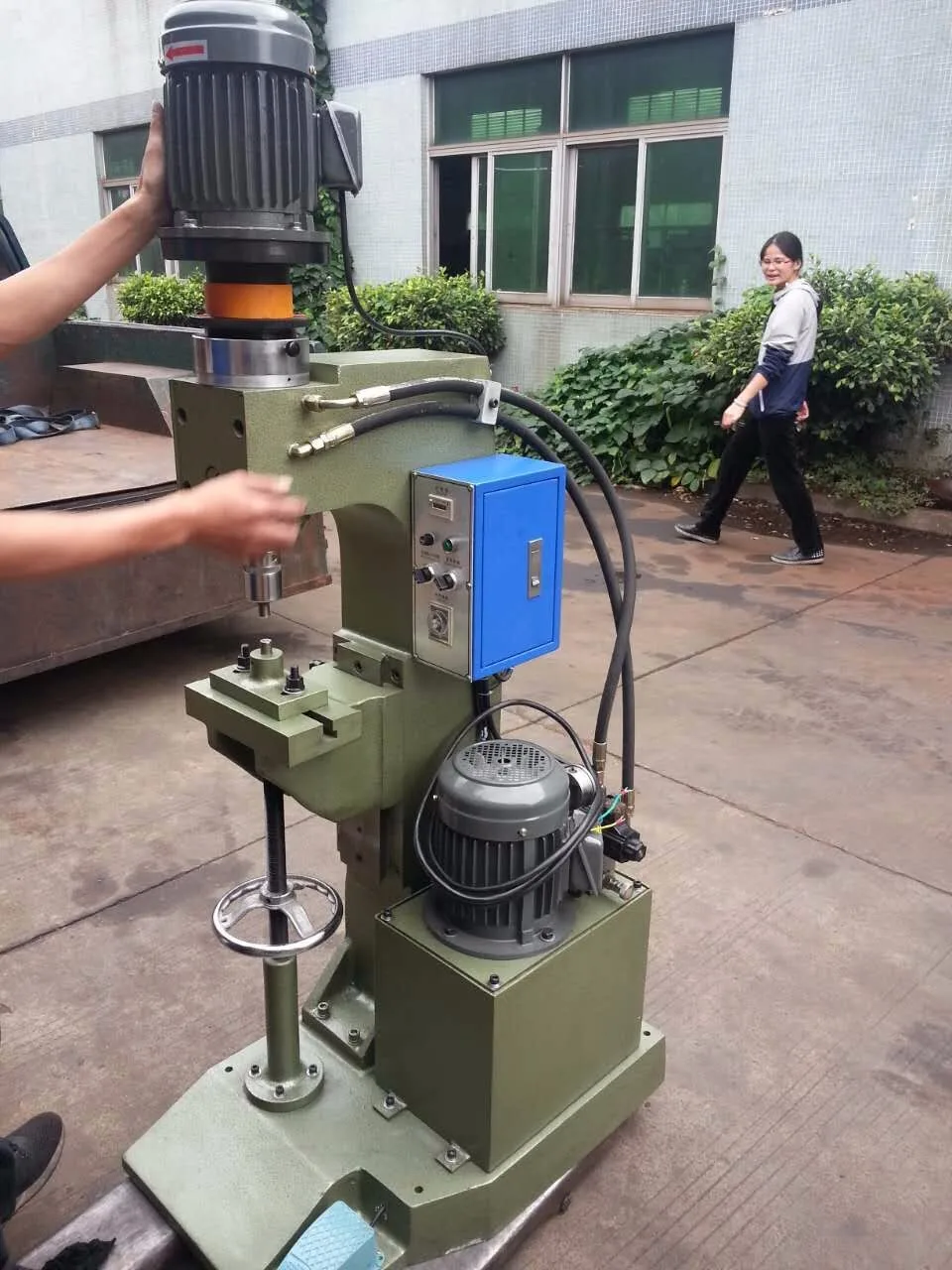 
JULY Brand Автоматическая Ручная гидравлическая орбитальная клепальная машина хит продаж 0,5-5 секунд 10-70kgf/cm2 2-3HP 3 фазы 20-45 мм 175 мм 