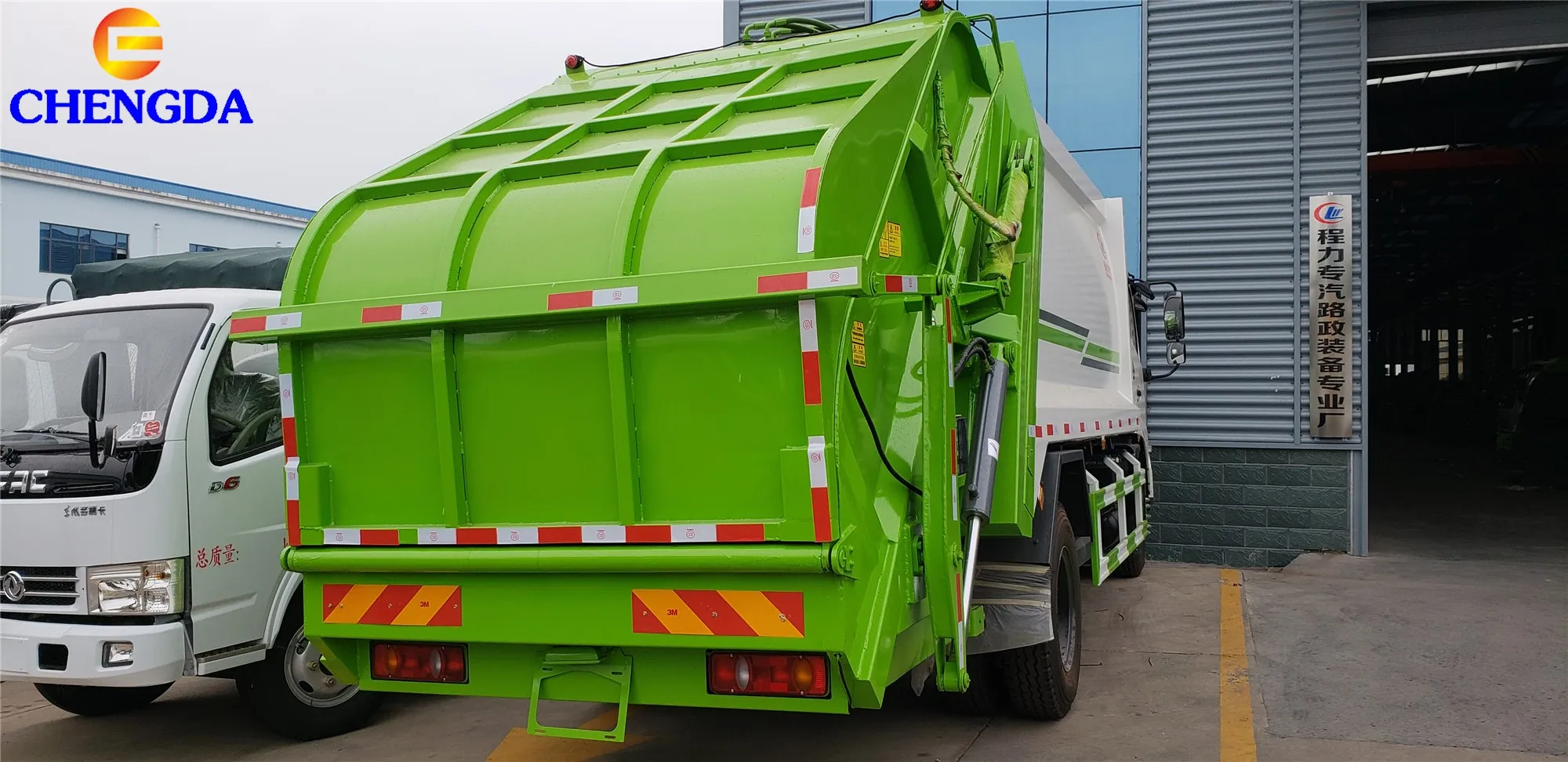 Made in China 4x2 Light Garbage Compactor Truck