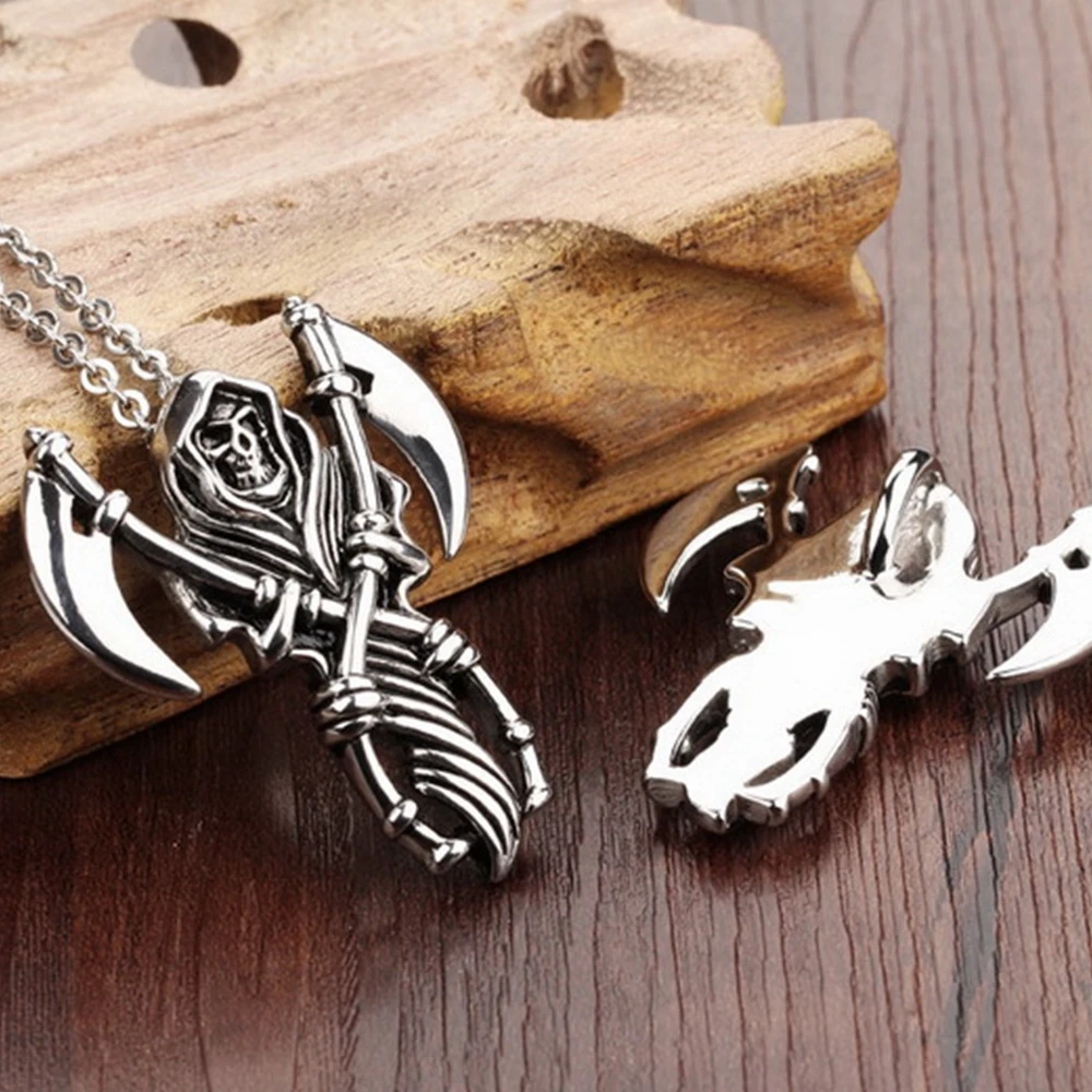 Collana con ciondolo a forma di teschio con falce del mietitore Collana con ciondolo a forma di teschio con falce del mietitore