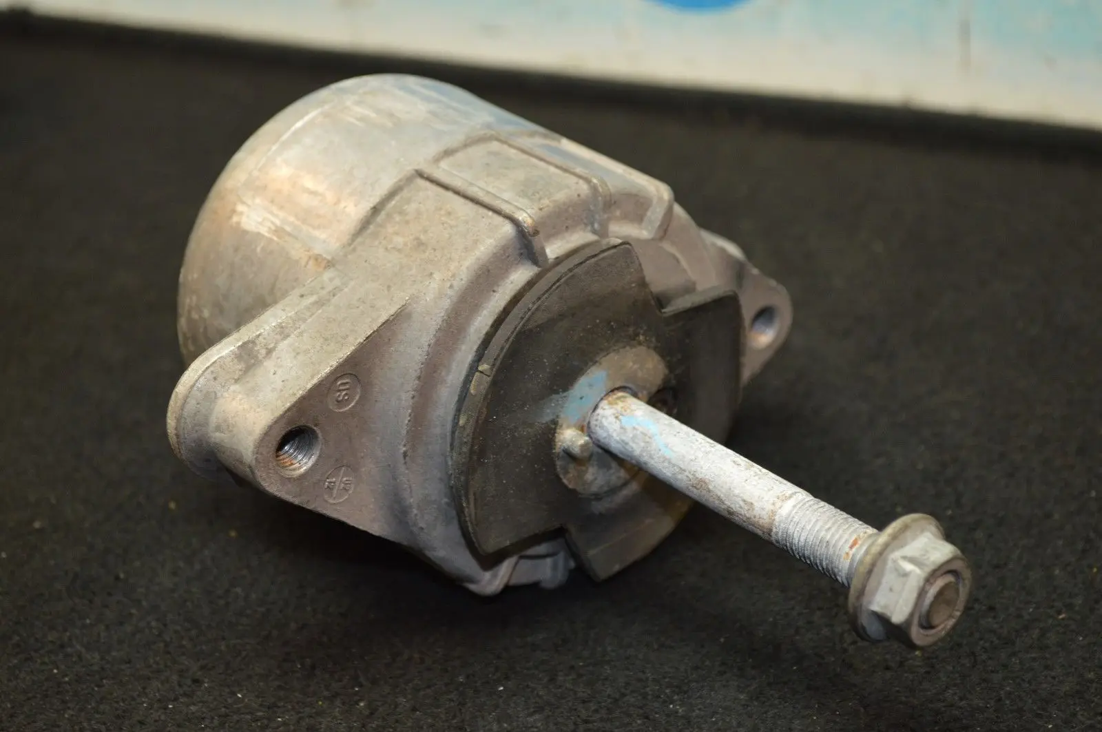 OE# 94837506100 Engine Bearing Engine Mount 94837506200 