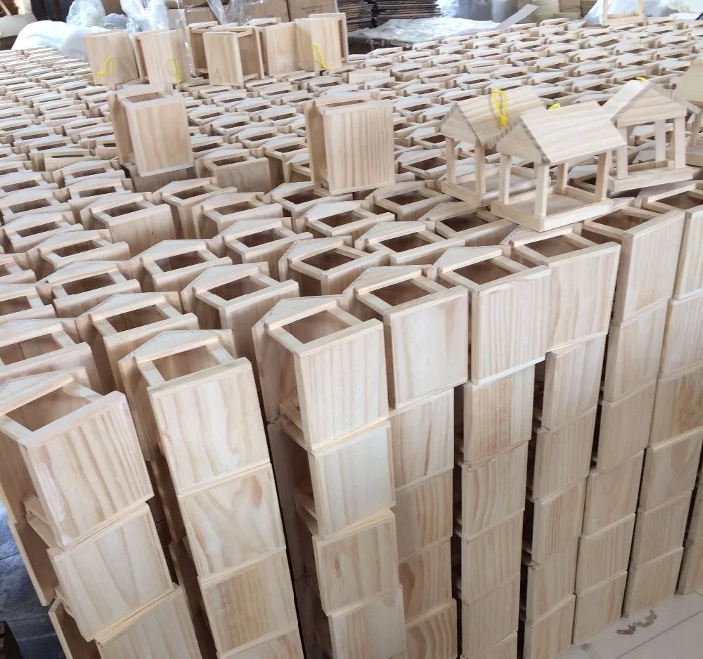 Хорошо сделанный красивый деревянный подвешиваемый домик для птиц