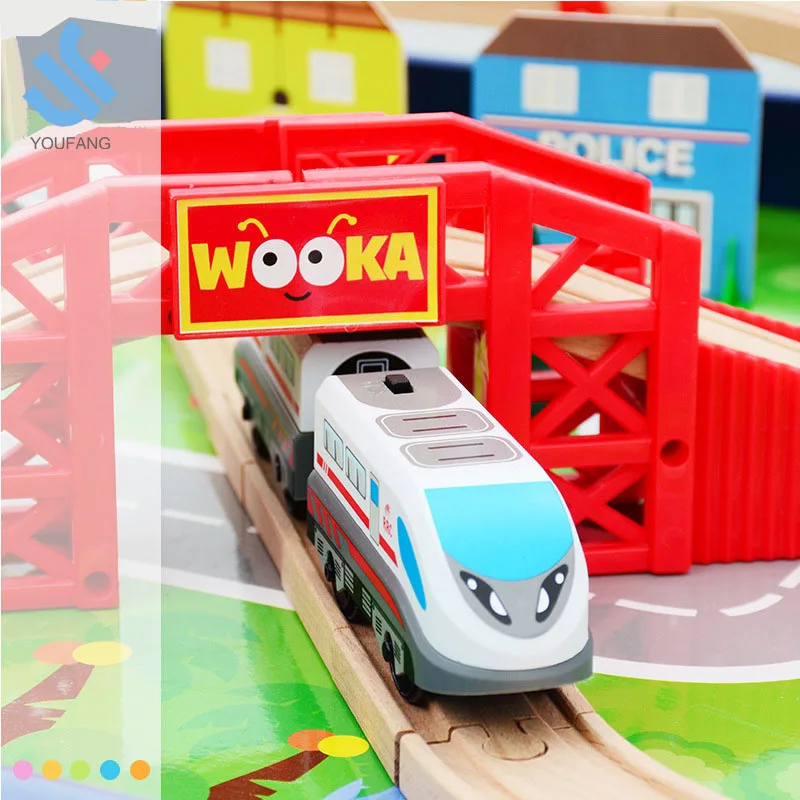 YF-Z2013 производитель OEM, принимается 90 шт., городской Железнодорожный комбинированный деревянный игрушечный поезд с игровым столом