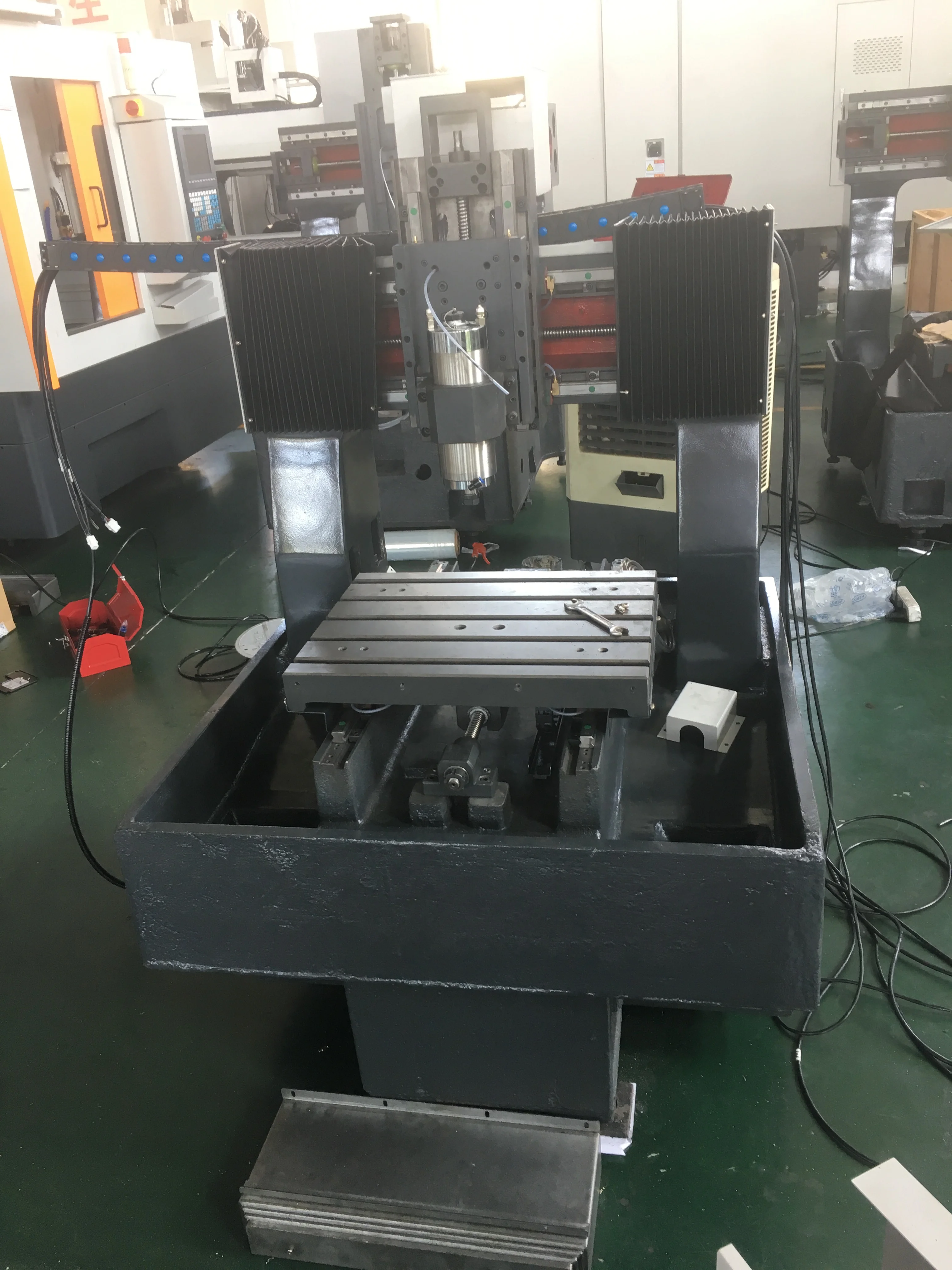 ER16 30000RPM Высокоскоростной фрезерный станок с центральным шпинделем для продажи YMC4535 ISO20 40000RPM Шпиндель опционный