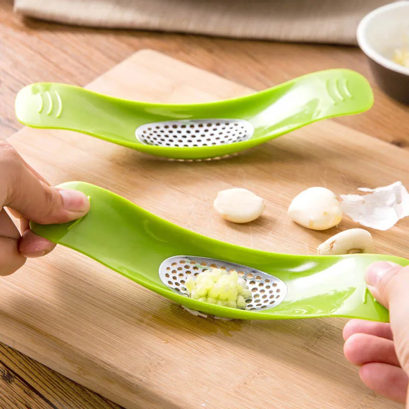 Creative Plastic kitchen gadgets wholesale cheese slicer multi kitchen grater ginger grater plastic garlic press