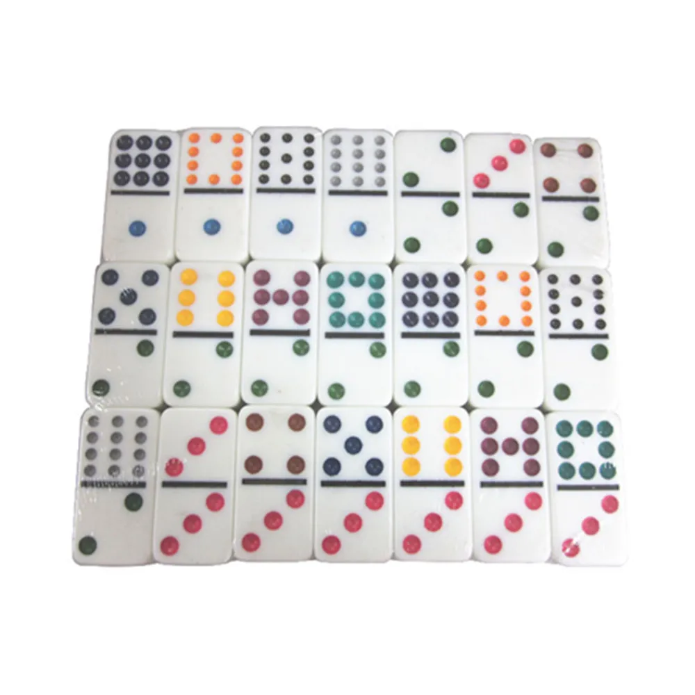 Jogo de tabuleiro de dominó com fundo amarelo colorido colorido no pacote