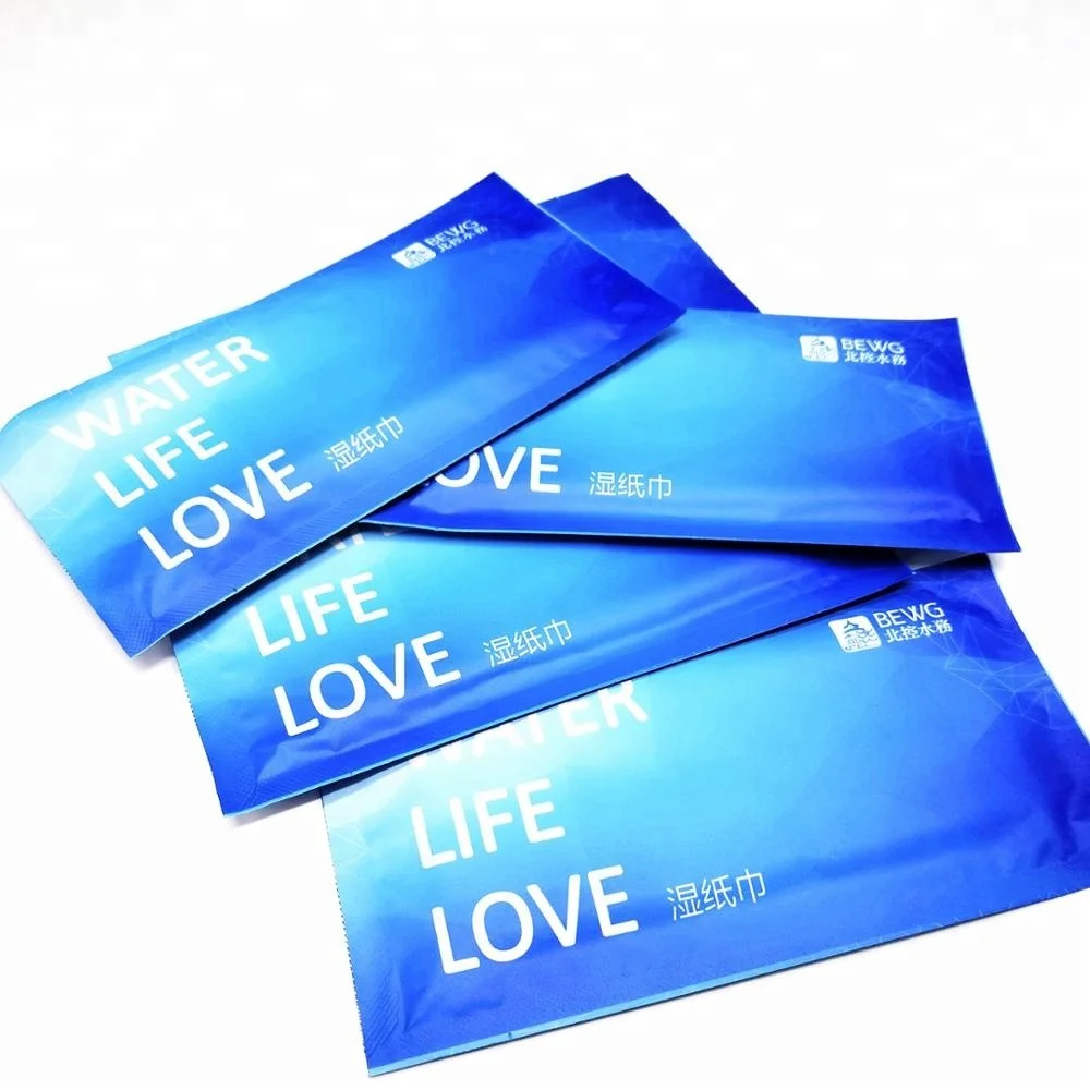 Индивидуальная упаковка свежих неароматизированных влажных салфеток для рук и лица