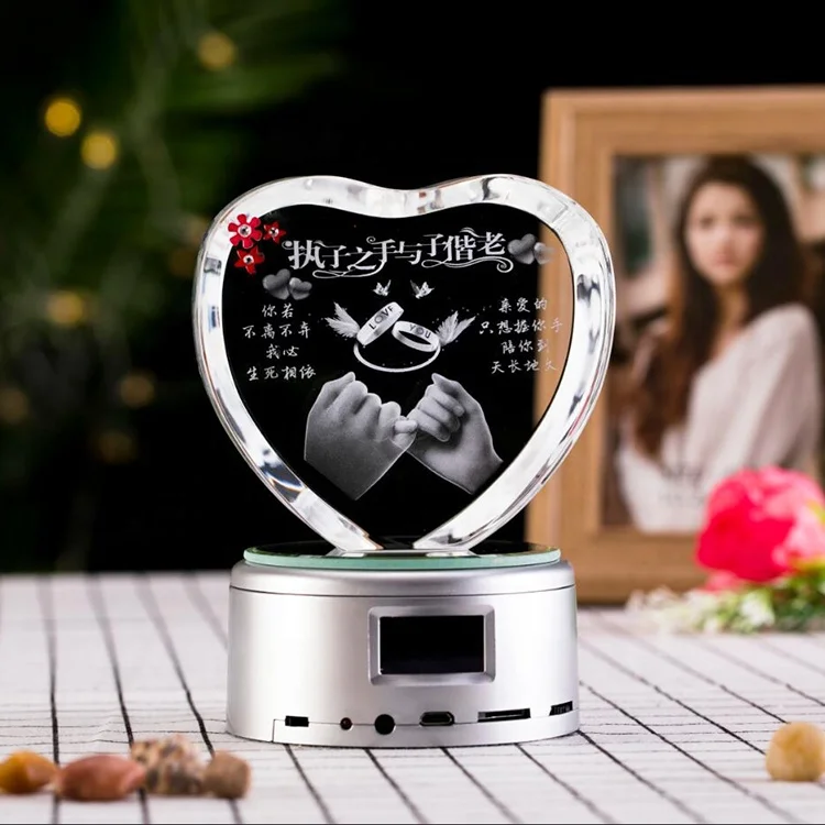 Customized 3d Etched Crystal Photo Frame Heart Love Glass Wedding Gift Transparent Laser Engraving Wooden Rotating Photo Frame