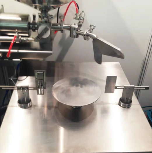 Многофункциональная автоматическая машина для нанесения шоколада на торт