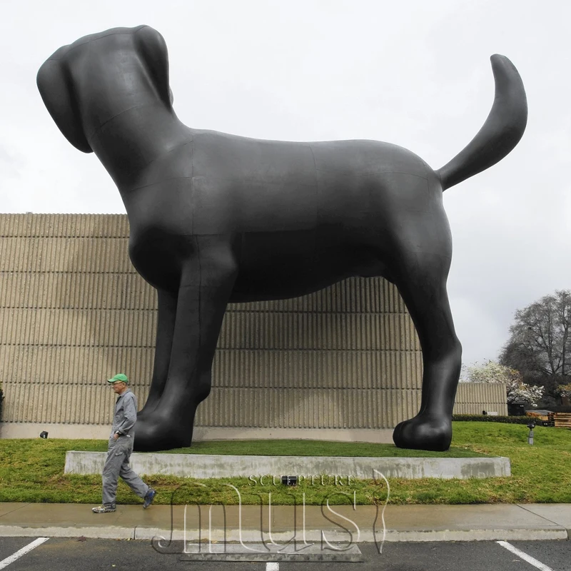 建物の像をのぞき見する有名なデザインの大きなブロンズ彫刻犬