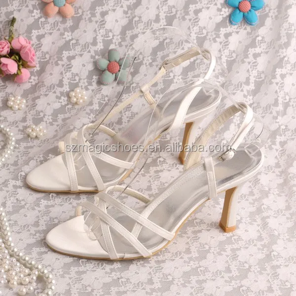 Sandalias de tacón ancho y diseño de tiras en piel beige . PURA LOPEZ