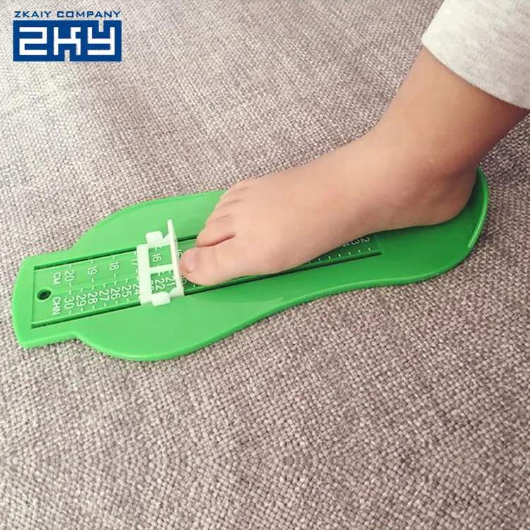 measuring infant feet for shoes