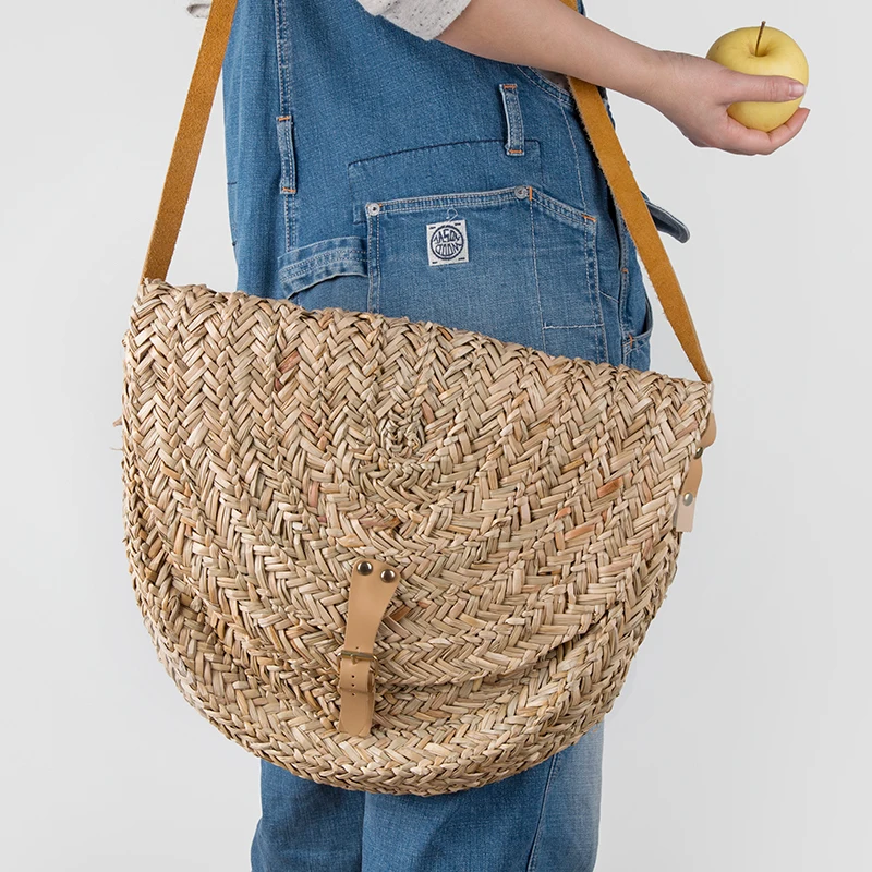 sea and grass straw pouch