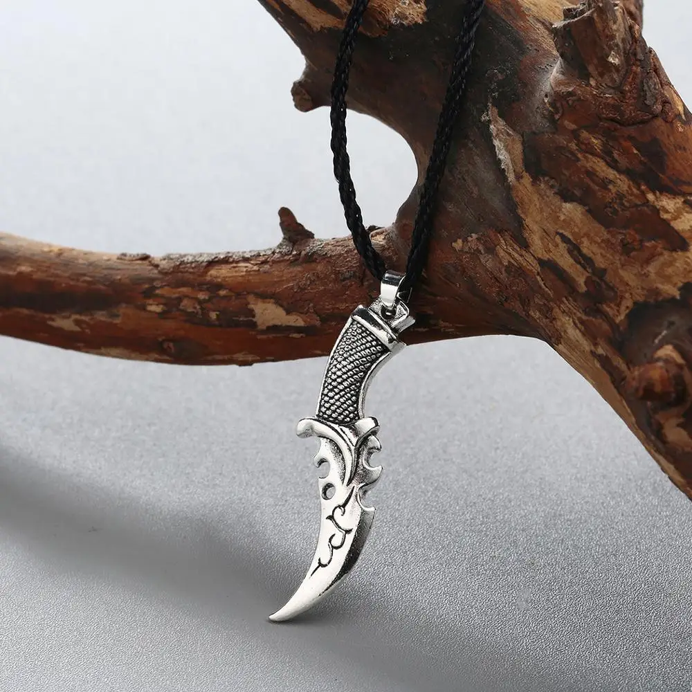 Punk Scimitar Wolf Tooth Machete Knife Necklace Vintage Power Character Cutlery Pendant Necklace Viking Men Jewelry Charm