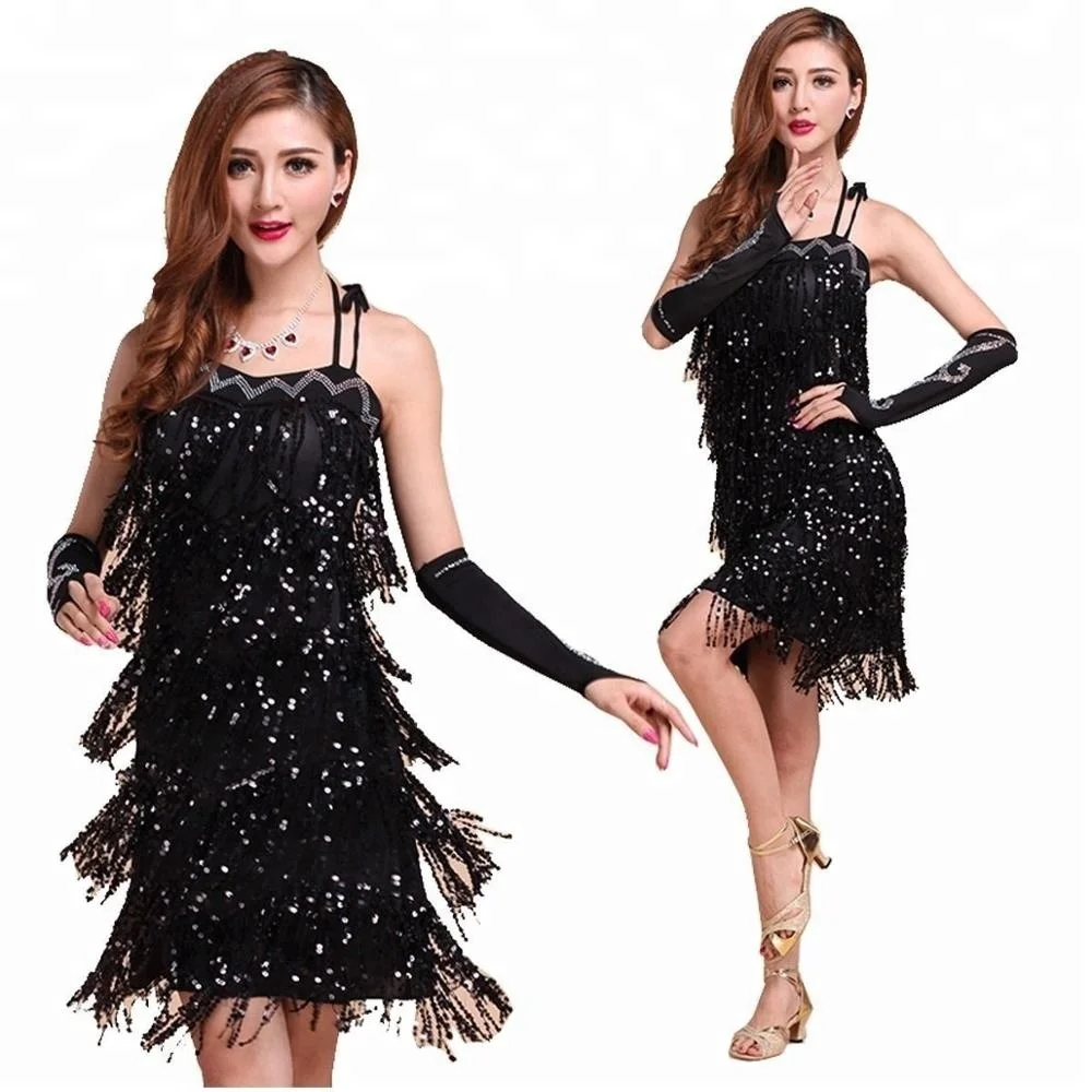 золотое платье с бахромой. платье с бахромой из пайеток. платье с блестящими висюльками. платье с пайетками. серебряное платье с бахромой.