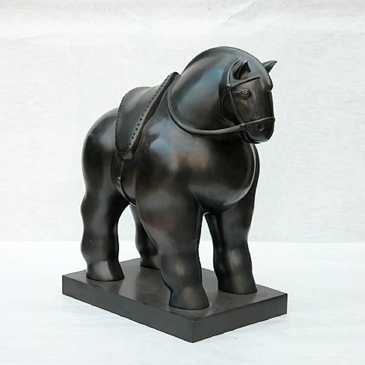 有名な複製作品、マドリッドのフェルナンド・ボテロ作「馬」のブロンズ