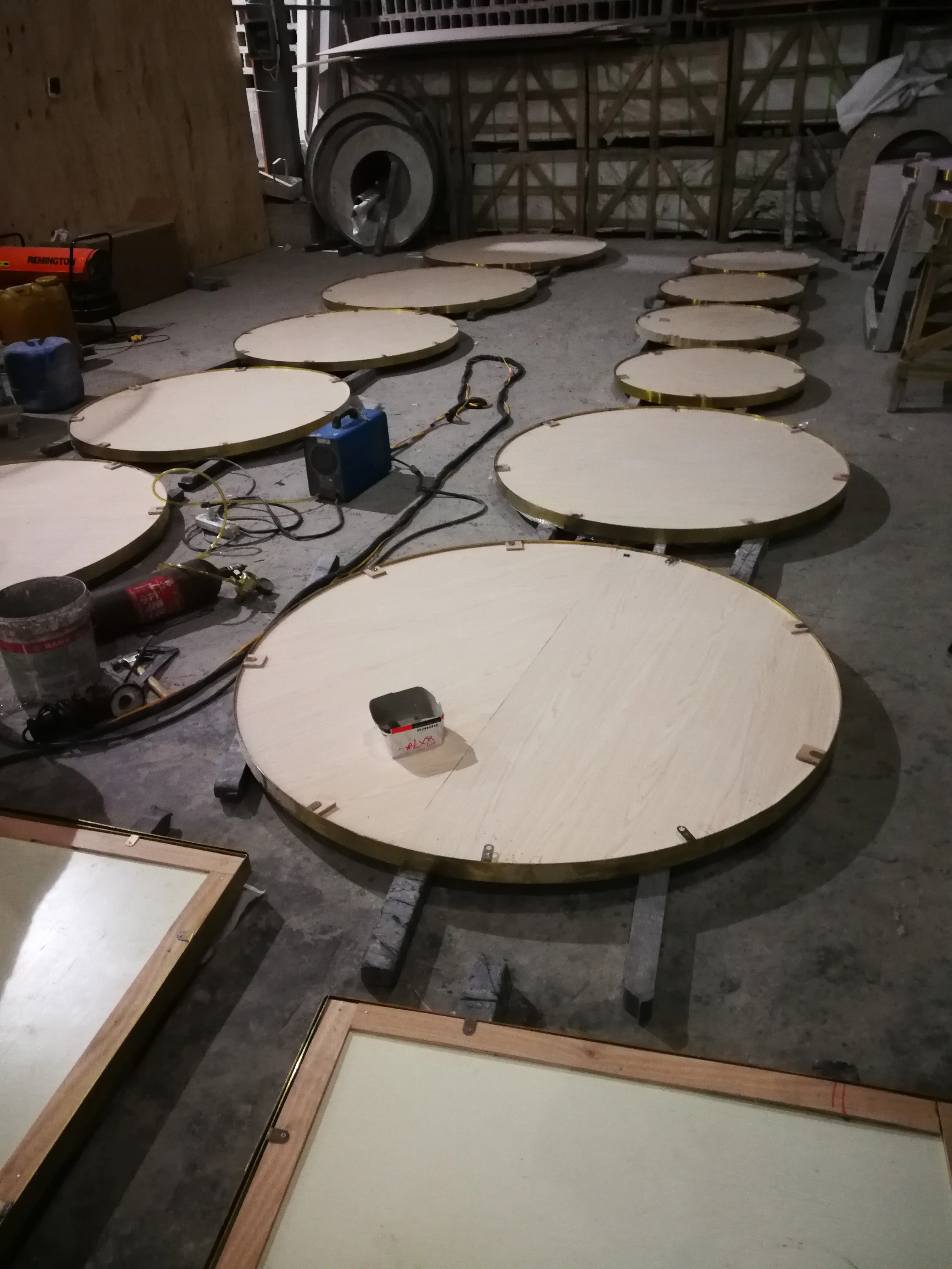 Wholesale black white round marble mosaic coffee table top
