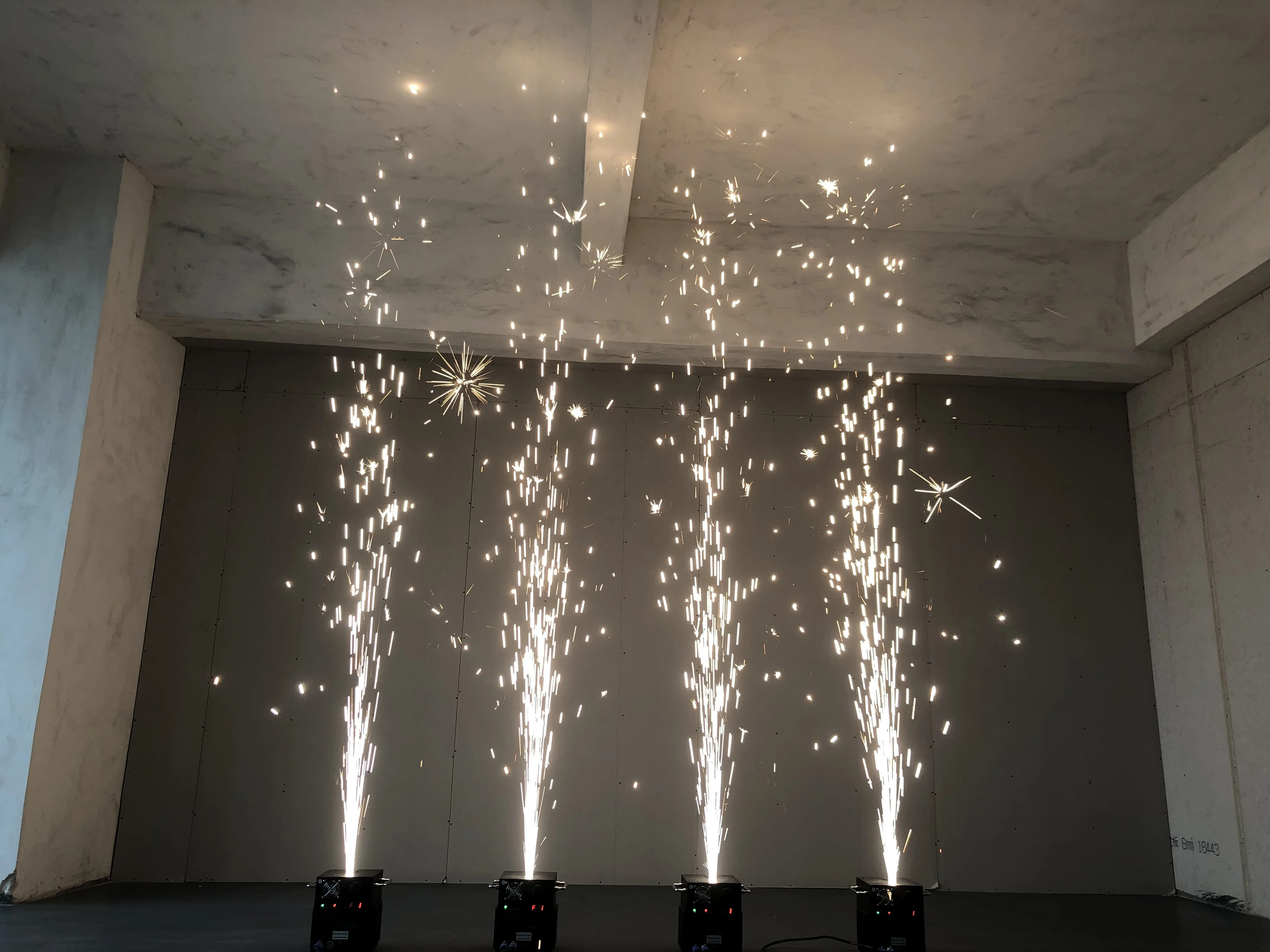 650W DMX Mini Spark Machines with IR Remote Controller for Events Djs