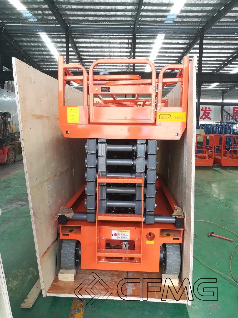 Mini Manlift Self Propelled Scissor Lift On Tracks Rough Terrain