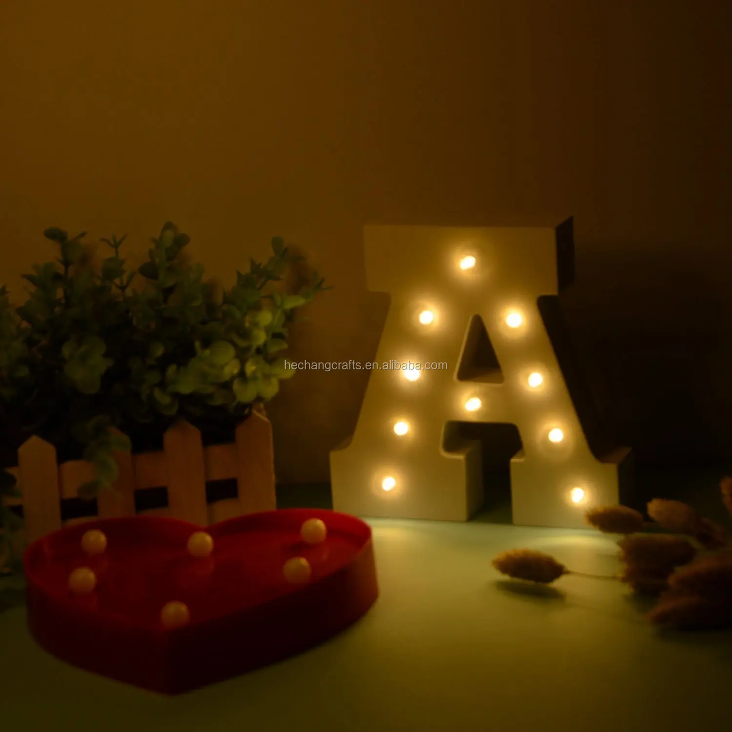 Деревянные светильники с алфавитом для свадебного
