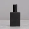 Frasco de perfume negro con tapa de aluminio negro