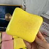 Cubos de pan tostado amarillo