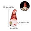 Gnomo di Natale regalo con cappello rosso e luce
