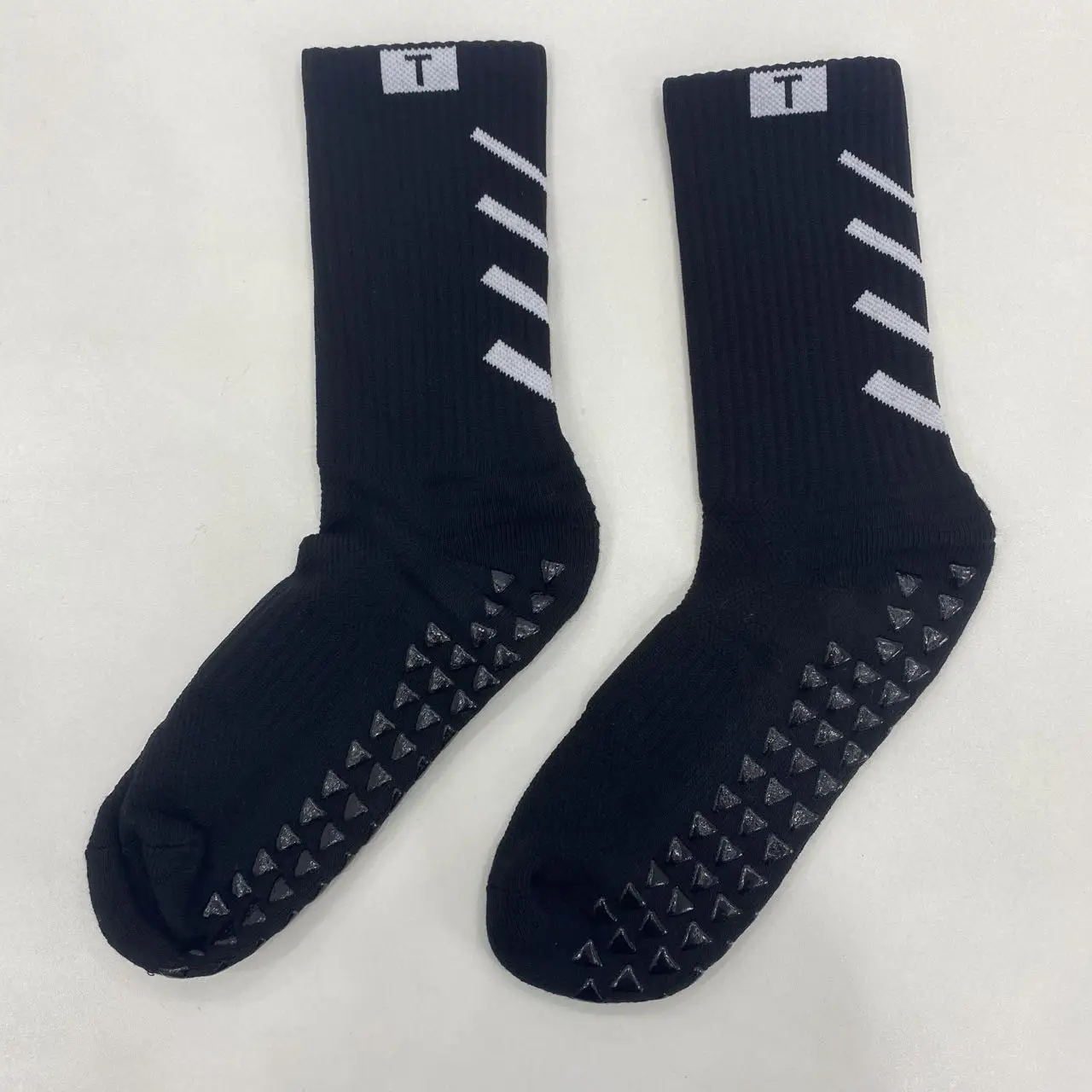 B82 Free Sample Sports Grip Socks Anti-slip Unisex Custom Logo Crew for Running Basketball Football Soccer factory