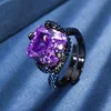 Anillo de oro negro de tamaño abierto con diamante de alto carbono y diamante púrpura