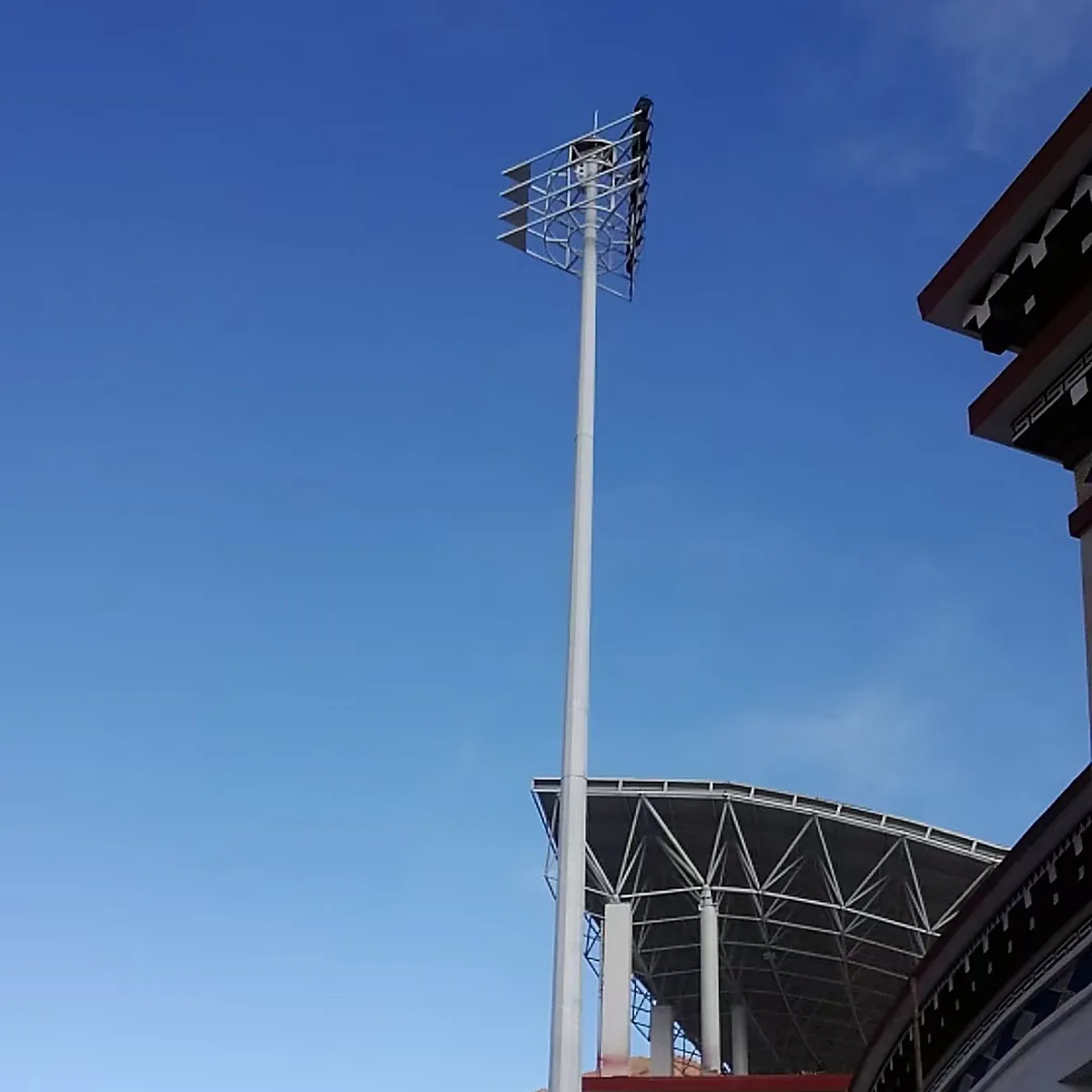 30 m høj aluminium udendørs lysmast målt meter høj mastlys pæl til gade stadion lampepæle