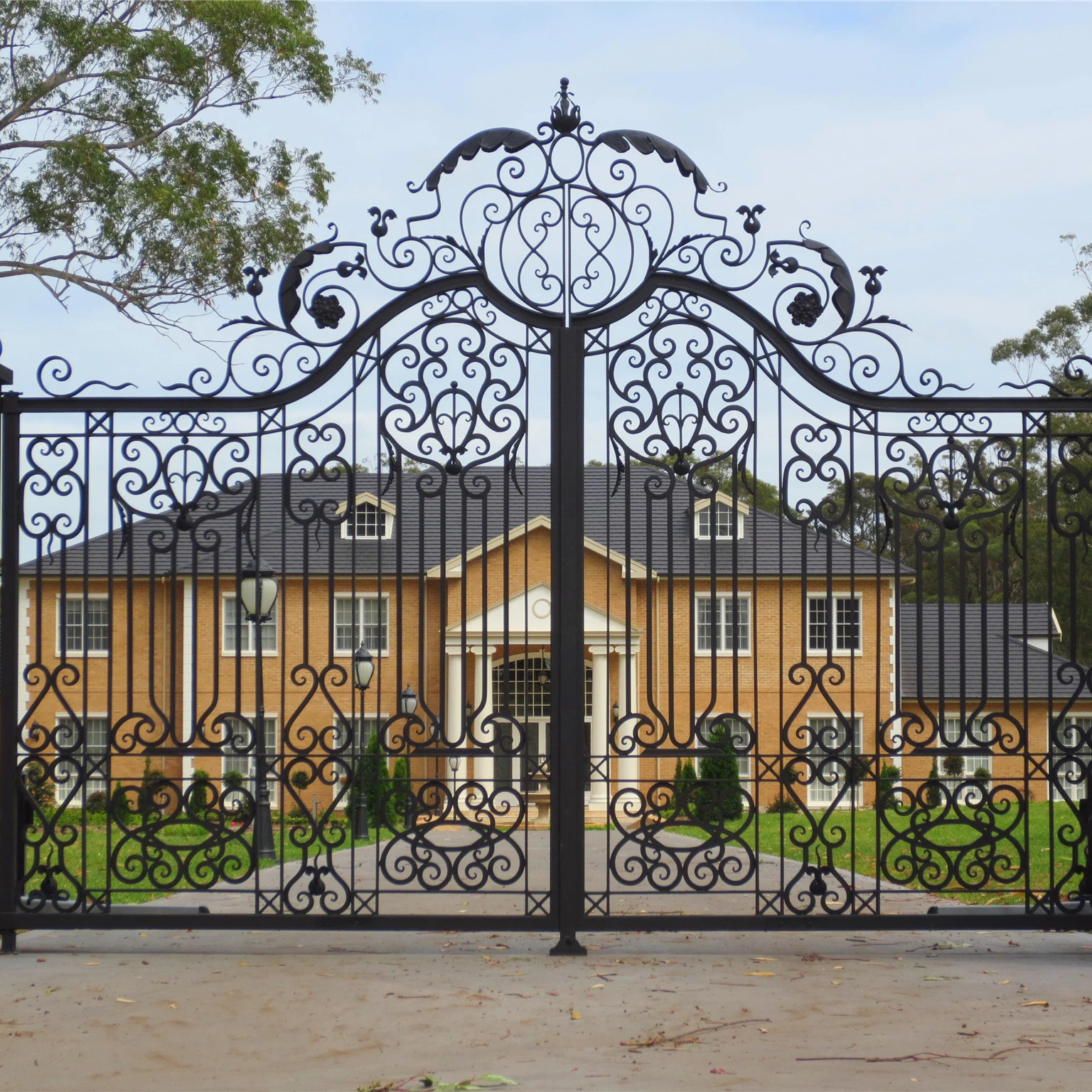 Elegant Spire Top Wrought Iron Automatic Fancy Swing Gate Graceful Pattern for Hotel Park Use Modern Design Durable Construction