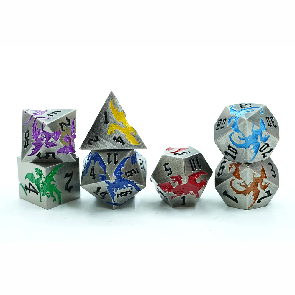 Fargesterk regnbue-dragon 7-deler sinkilegeringspolyeder metallterningsett 16 mm kvadratisk form med egendesignet logo til DND-brætspil