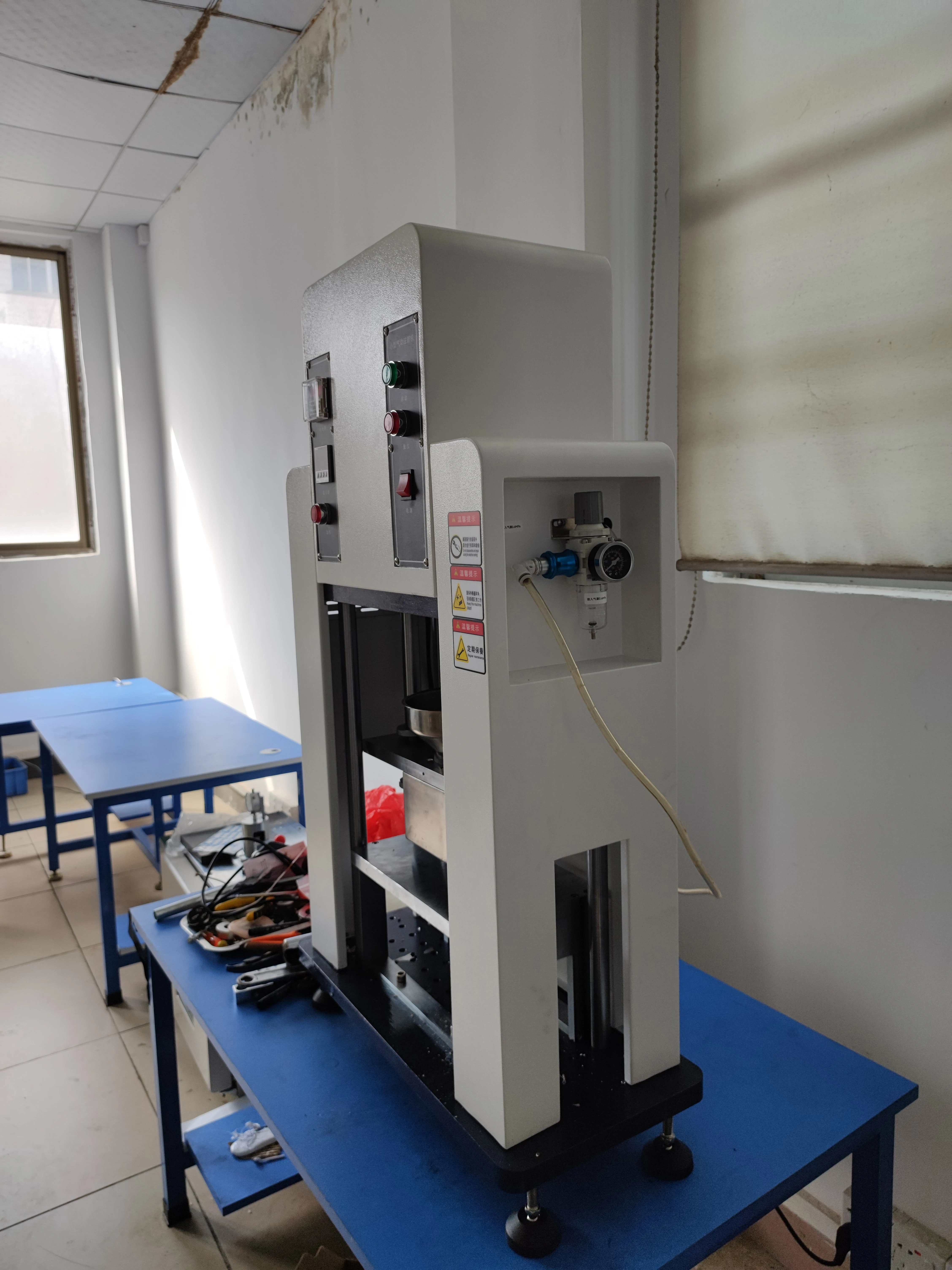 Pneumatic Small Vertical Injection Molding Machine
