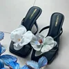 Par de zapatos con diseño de orquídeas y mariposas en bloques de color blanco y verde.