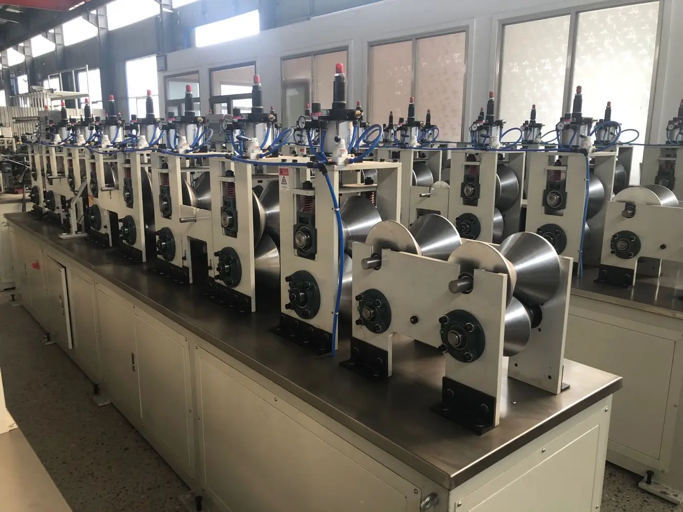 High Speed Kraft Paper Edge Board Punching Cutter Machine Paper Angle V Corner Edge Protectors Making Machine