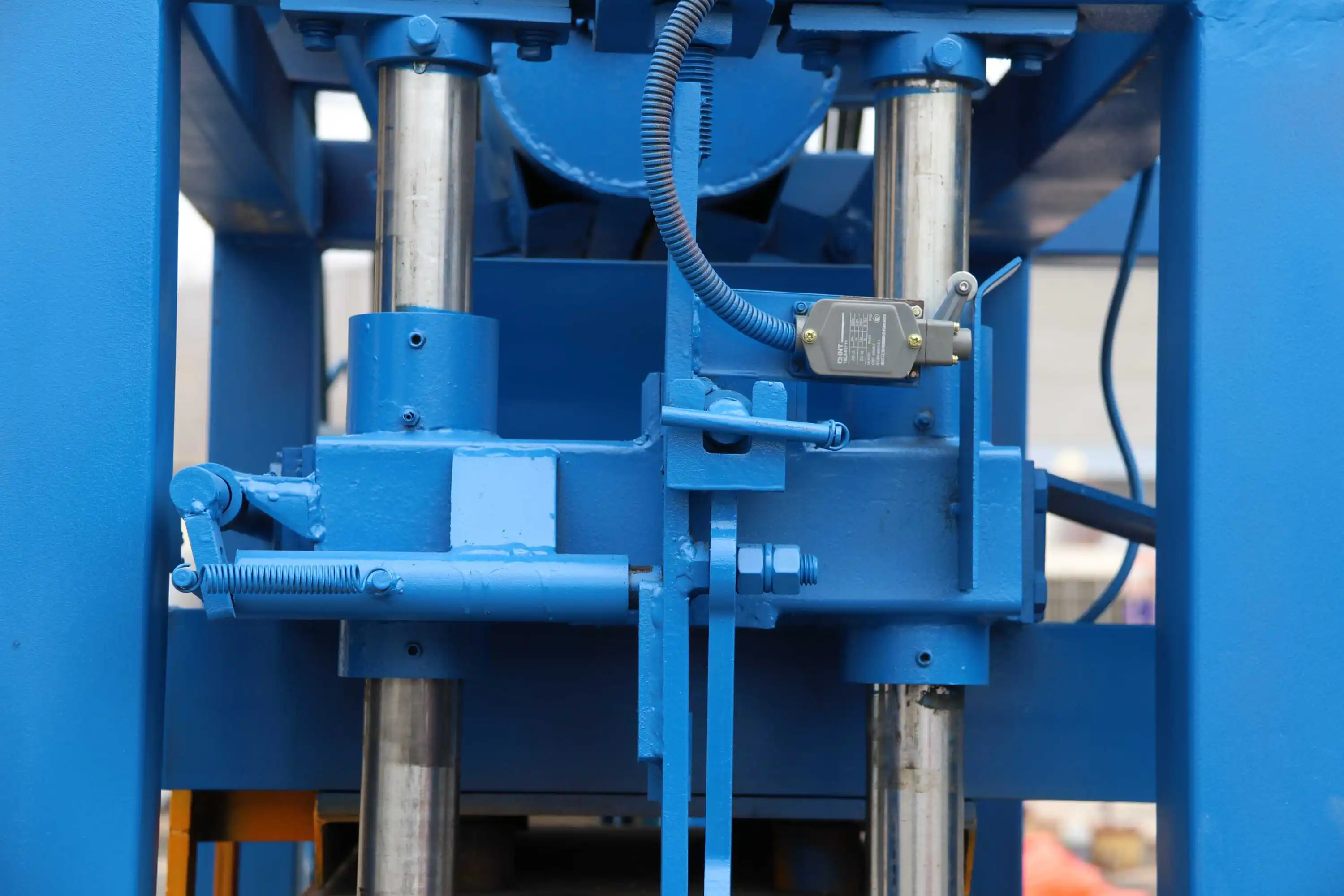 Qt4-24 Block Making Machine Semi Automatic Hollow Hallow Concrete Cement Interlock Brick Make Machinery supplier
