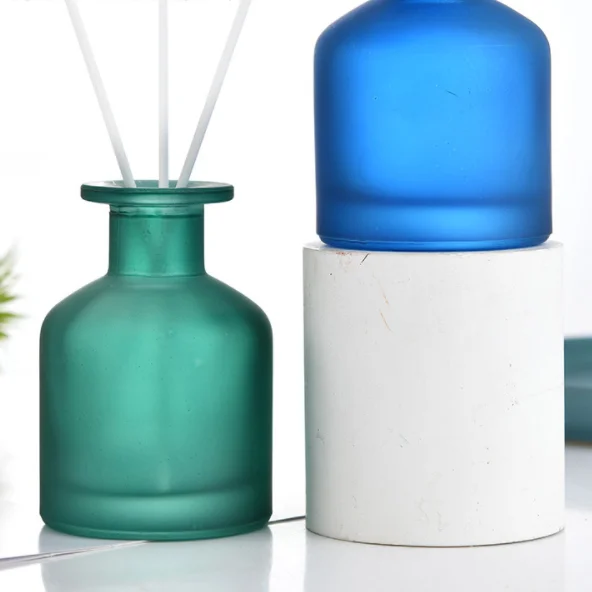 Decorative 200ml Aromatherapy Bottle with Lid Round Shaped Black Glass Reed Diffuser Car Room Diffuser Glass Bottle With Lid
