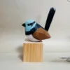 Blocco di legno colorato di passero dalla testa blu