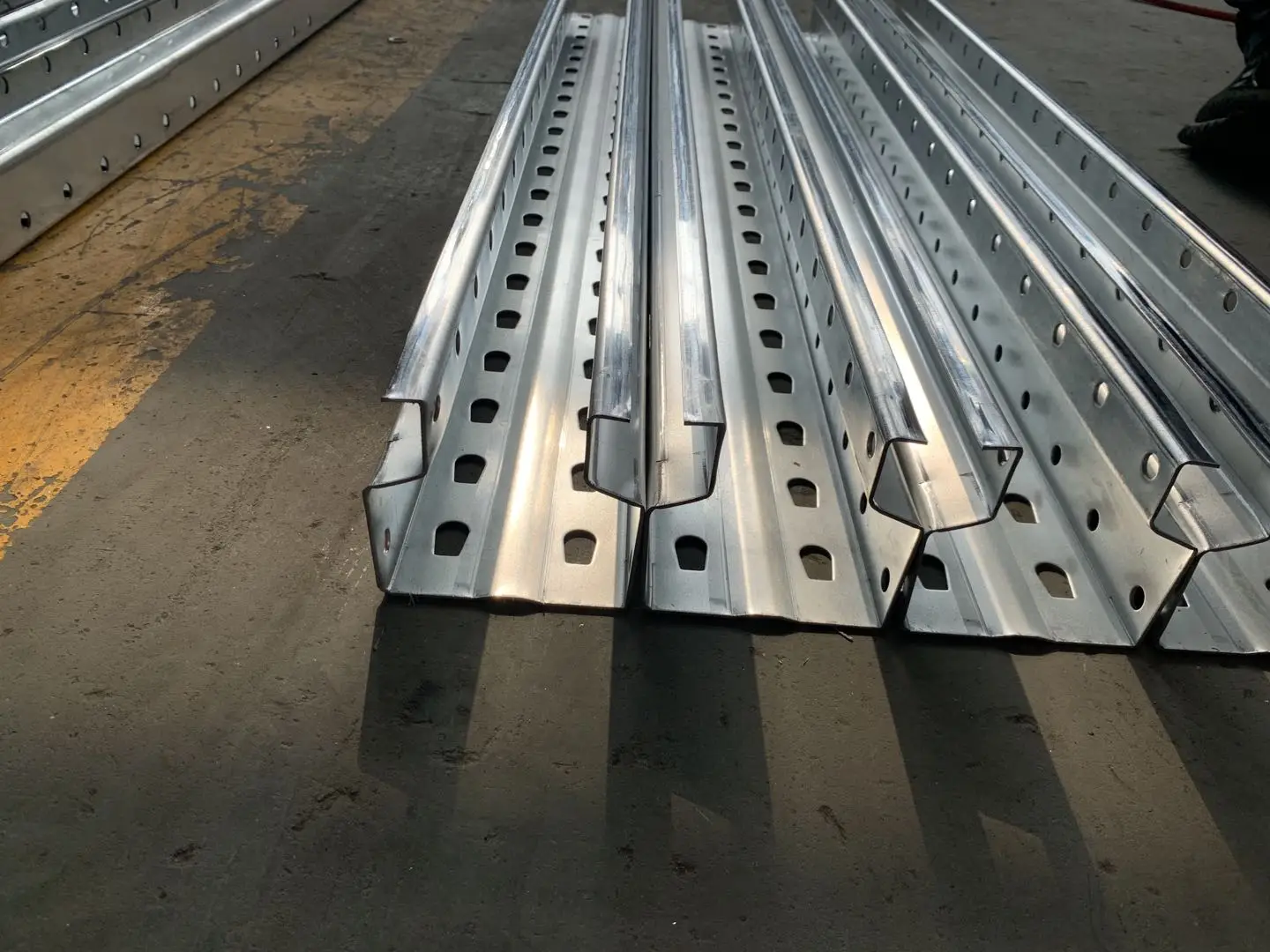 Полностью автоматизированная универсальная штамповочная полка стойка формовочная машина компоненты сердечника PLC