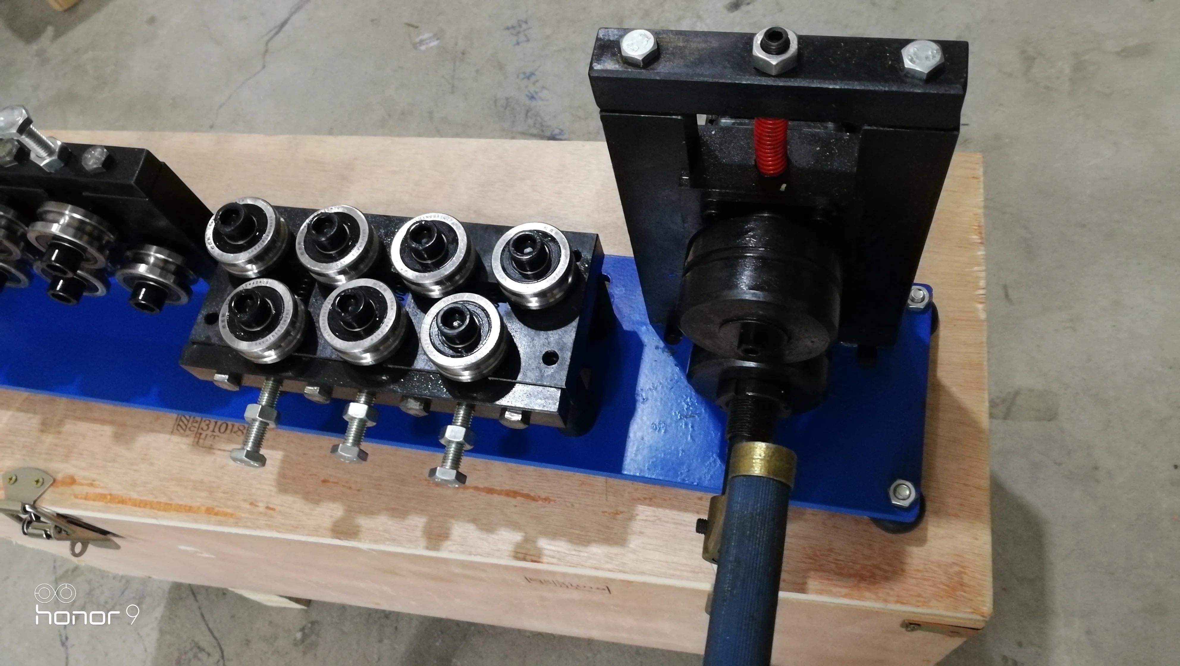 China Factory Manual Handle Feeder Wire Straighten Steel Tube Straightening Machine Trolley Wire Straightener
