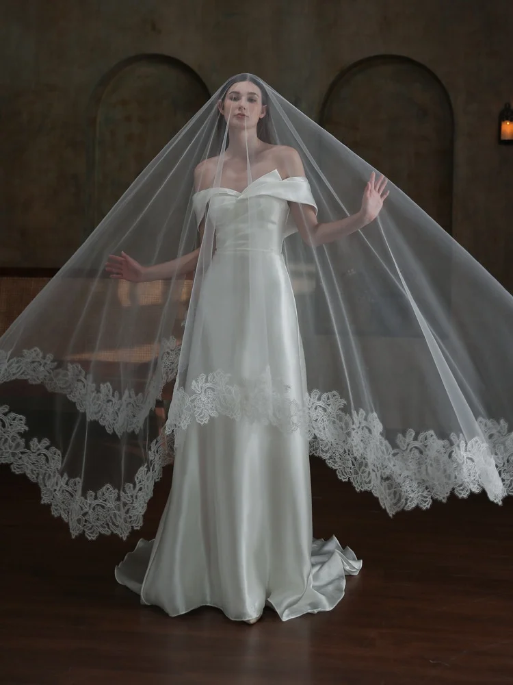 Elegant Vintage 3 Meter Long Lace Edge Bridal Veil Courtly Chapel Train Veil for Main Wedding