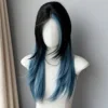 Cabello liso de 60 cm de largo, reflejos azules y negros.