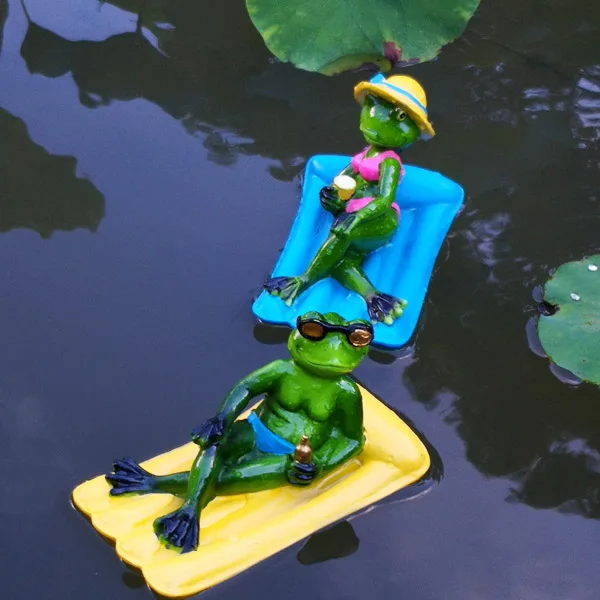 Handmade Figurine floating frog statue garden,statue resin floating watering frog floating pond decoration
