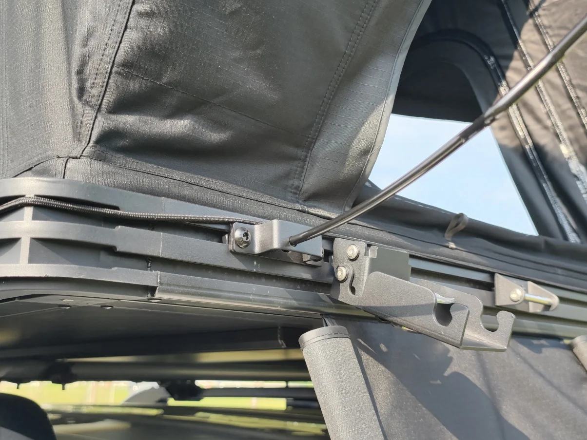 2025 Hydraulic Stainless Steel Rod Aluminum Hard Shell Roof Top Tent for 2-3 Person with 320g Polyester Cotton and Waterproof >3000 mm