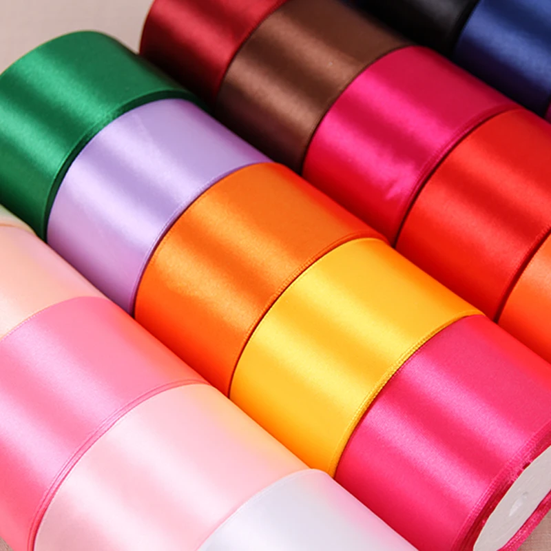 Оптовая продажа в наличии недорогая однотонная Полиэстеровая атласная лента рубчик Рождественская для упаковки подарочной