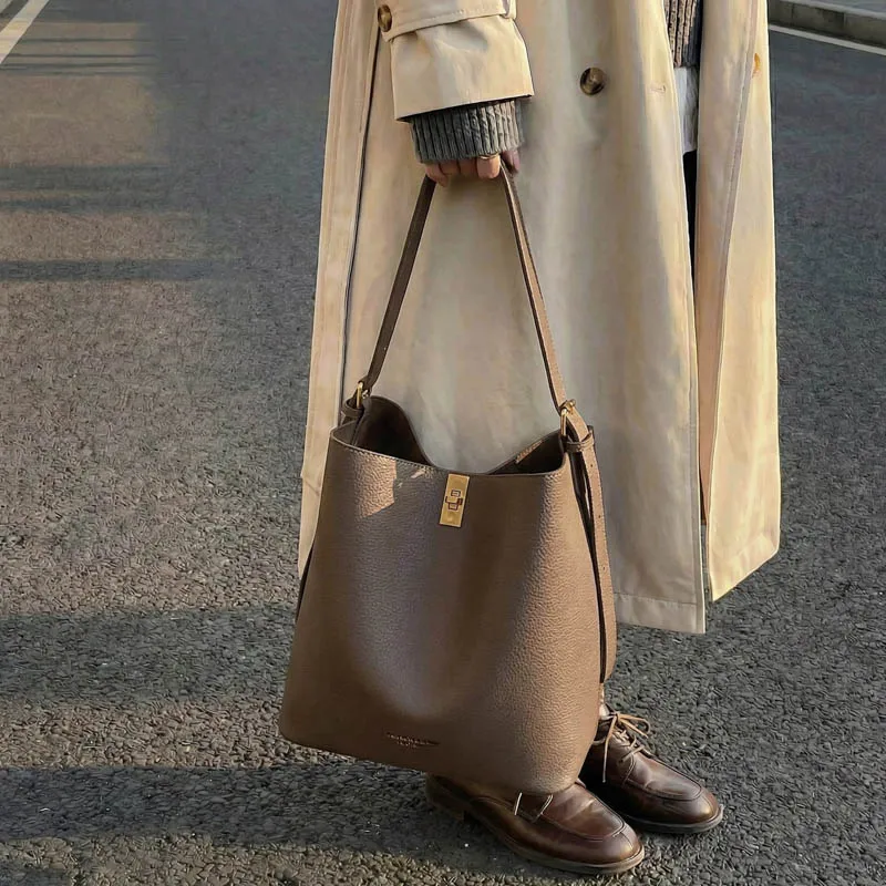Simple Bucket Bag for Women Fashionable and Versatile Commuting Portable Shoulder Bagcrossbody Large Capacity Mother-in-law Bag