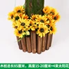 Cuatro manojos de pequeños girasoles en la estaca de madera.