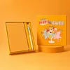 Conjunto de cuaderno y bolígrafo amarillo sol cálido.